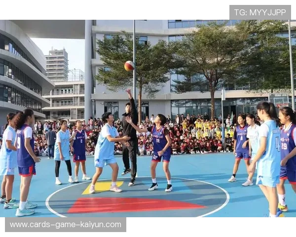 篮球少年连续三次扣飞被教练罚跑